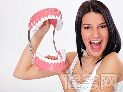 相信很多人都有过口干舌燥的经历,即使是刚喝过水没过多久又感觉口干,这是什么原因引起的呢?口干,又称为口干燥症,引起口干燥症的原因通常包括以下几类: